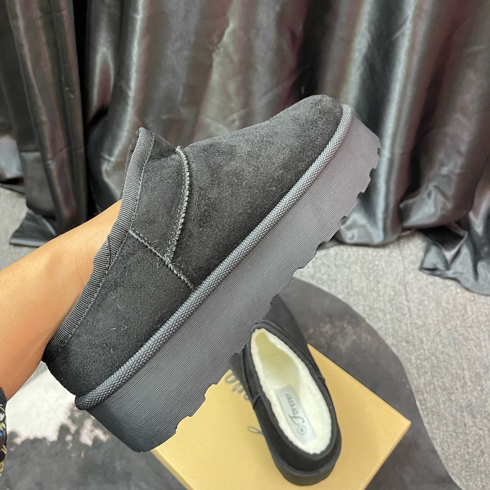 Black Platform Slides 🐾 - Picture 3 of 5